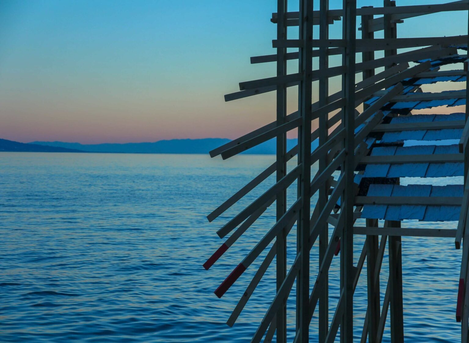 amazing-pavilion-in-the-water-near-geneva-turns-out-to-be-an