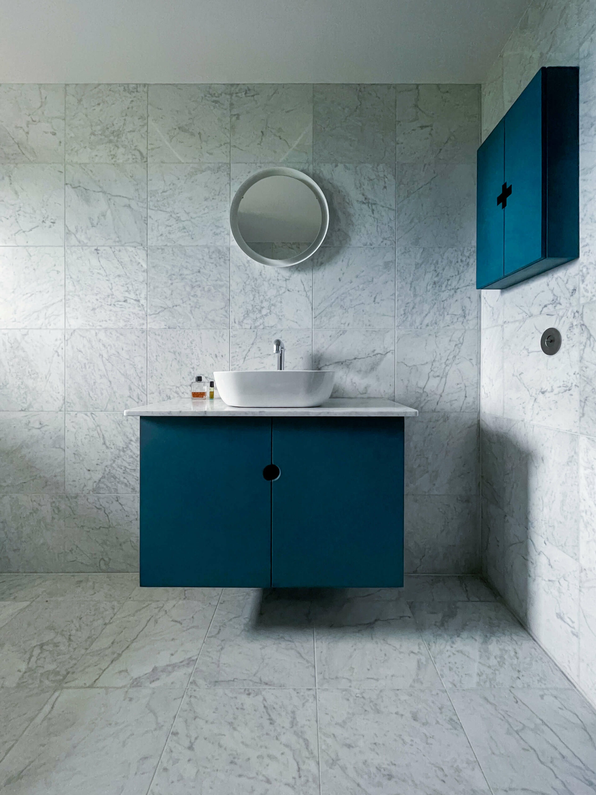 AUTHOS architecture renovation apartment bathroom carrara marble blue scaled