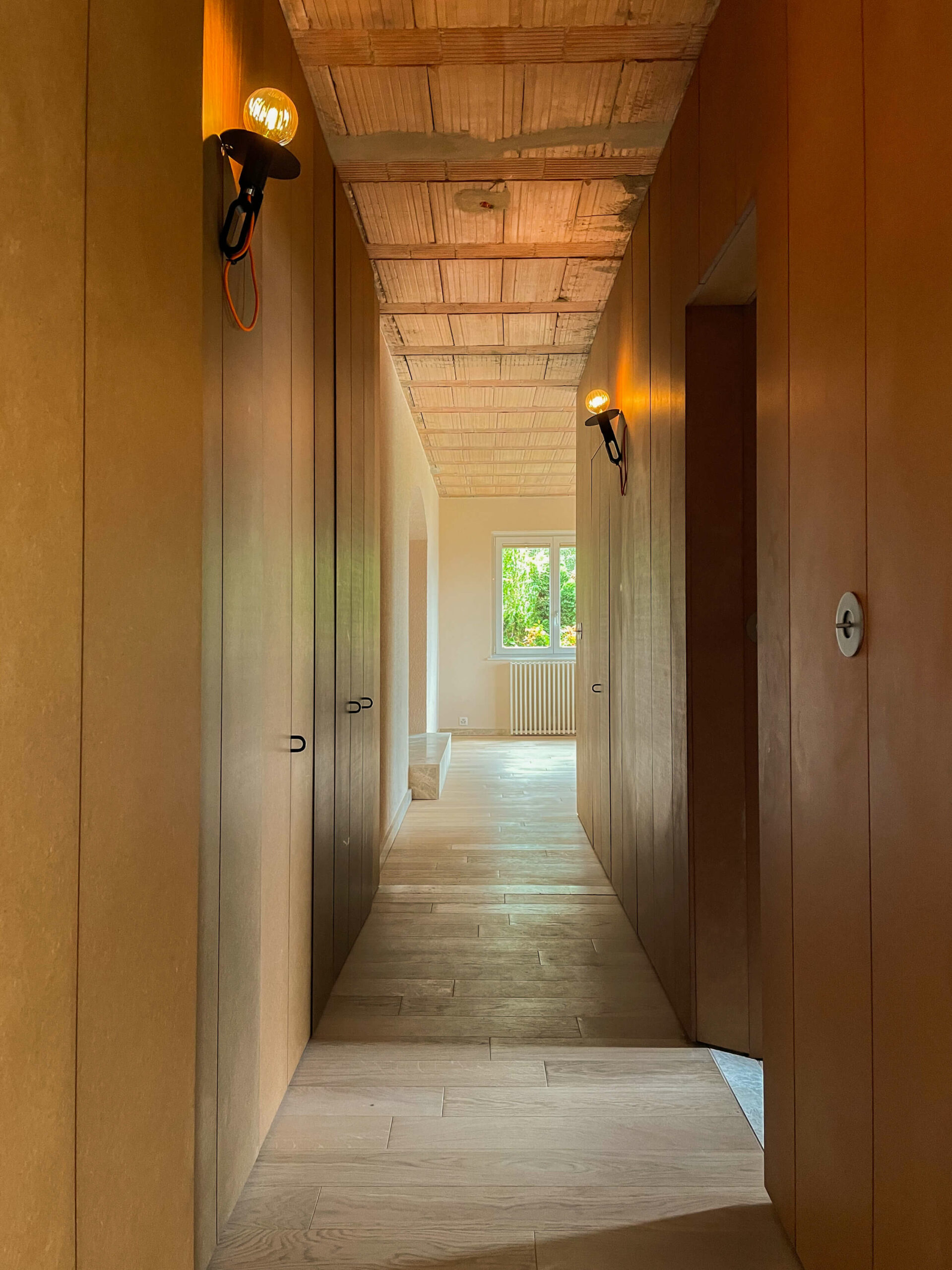 -corridor-marble-parquet-apartment-renovation